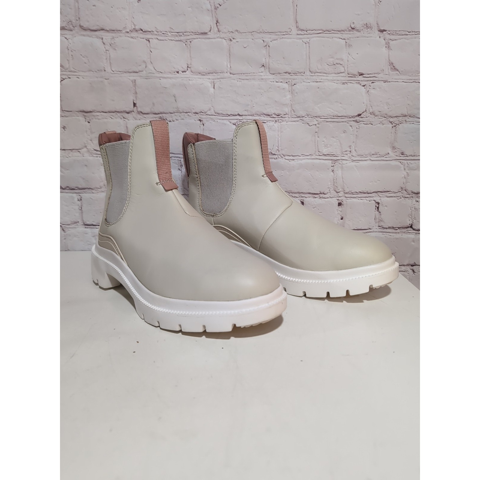 Olukai Hehi Boots Bone Sz 7.5 Lug Sole Chelsea Leather Women’s Size 38 Eu